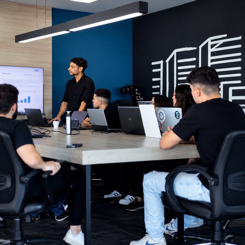 Equipe reunida no escritório para planejar campanhas